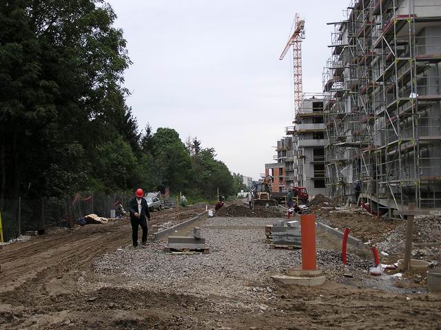 P?íprava na vyasfaltování komunikace u byt. domu C (16-08-2005).jpg