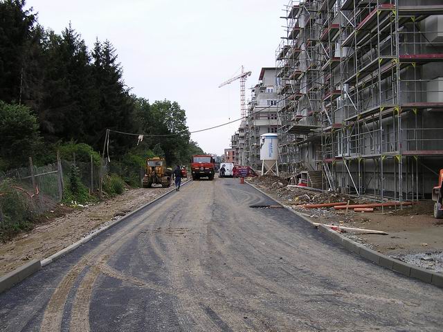 Vyasfaltovaná komunikace u byt. domu A (16-08-2005) 2.jpg